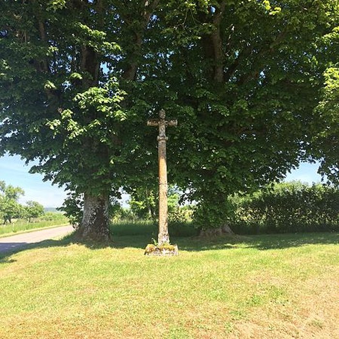 Photo de Croix 16s située à louest de léglise de Charmoilles
