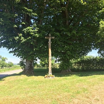 Croix 16s située à louest de léglise de Charmoilles