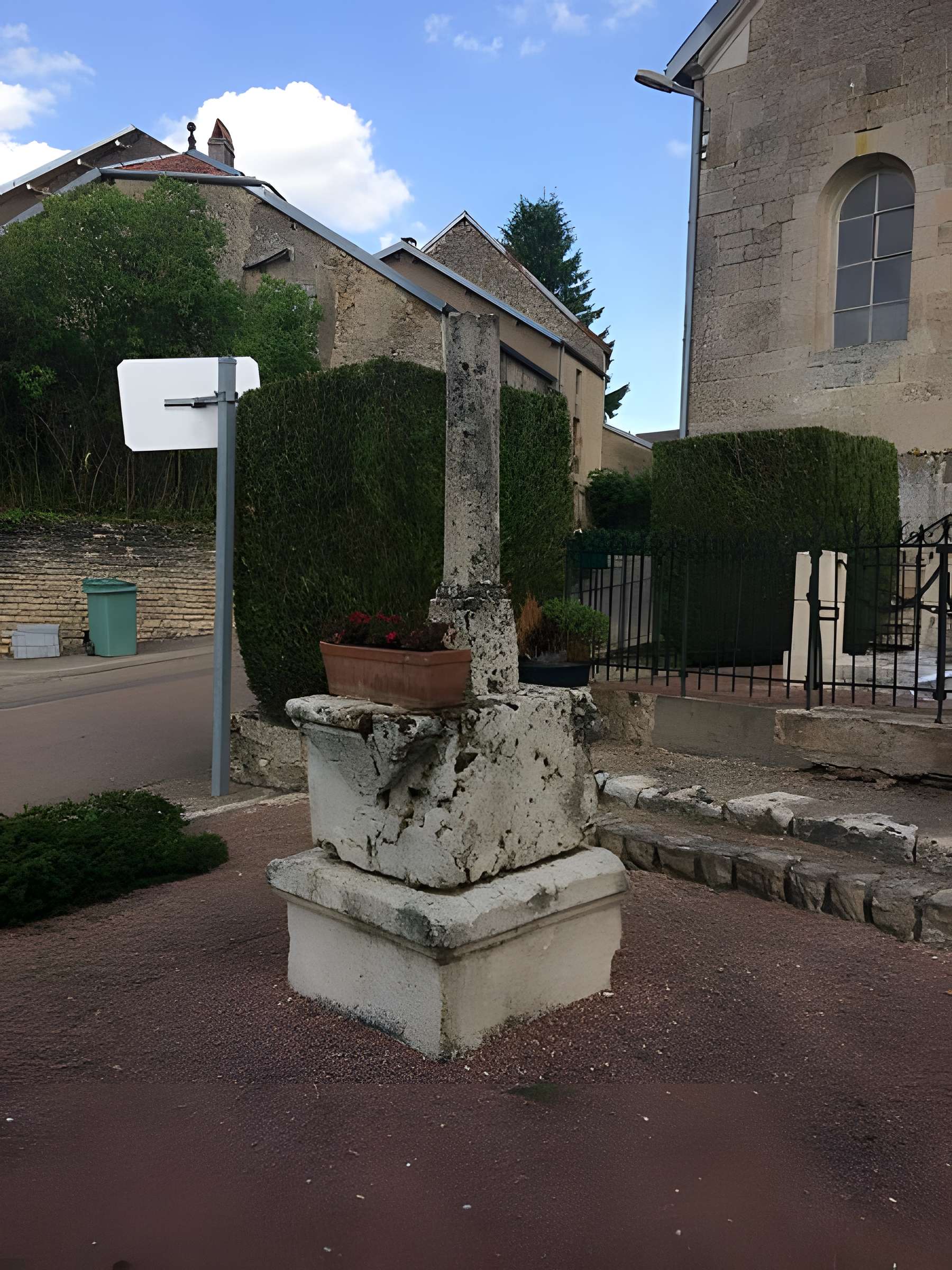 Croix 16s située à l'ouest de l'église de Charmoilles