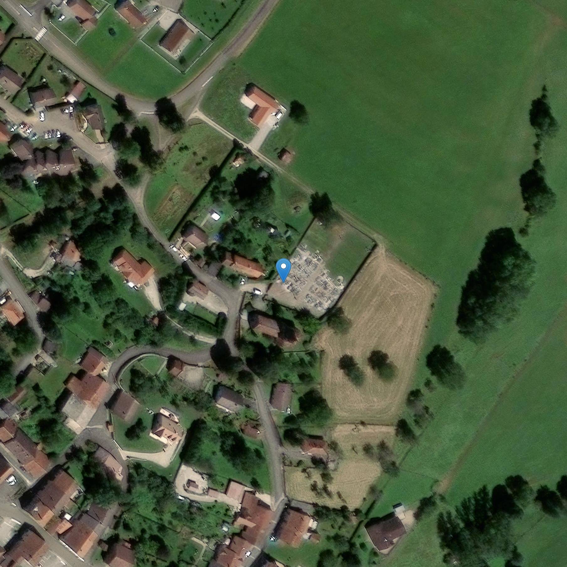 Photo de 位于墓地的16个十字架