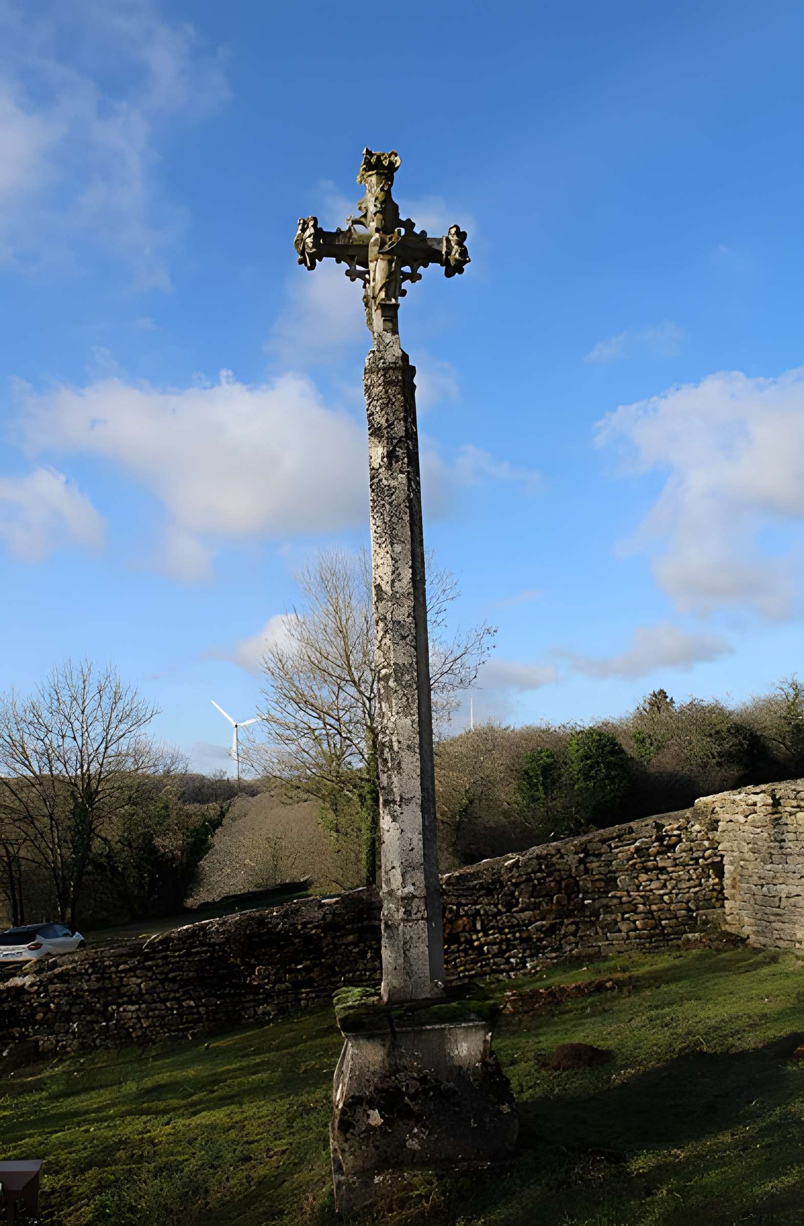 Croix du 15s située dans le cimetière