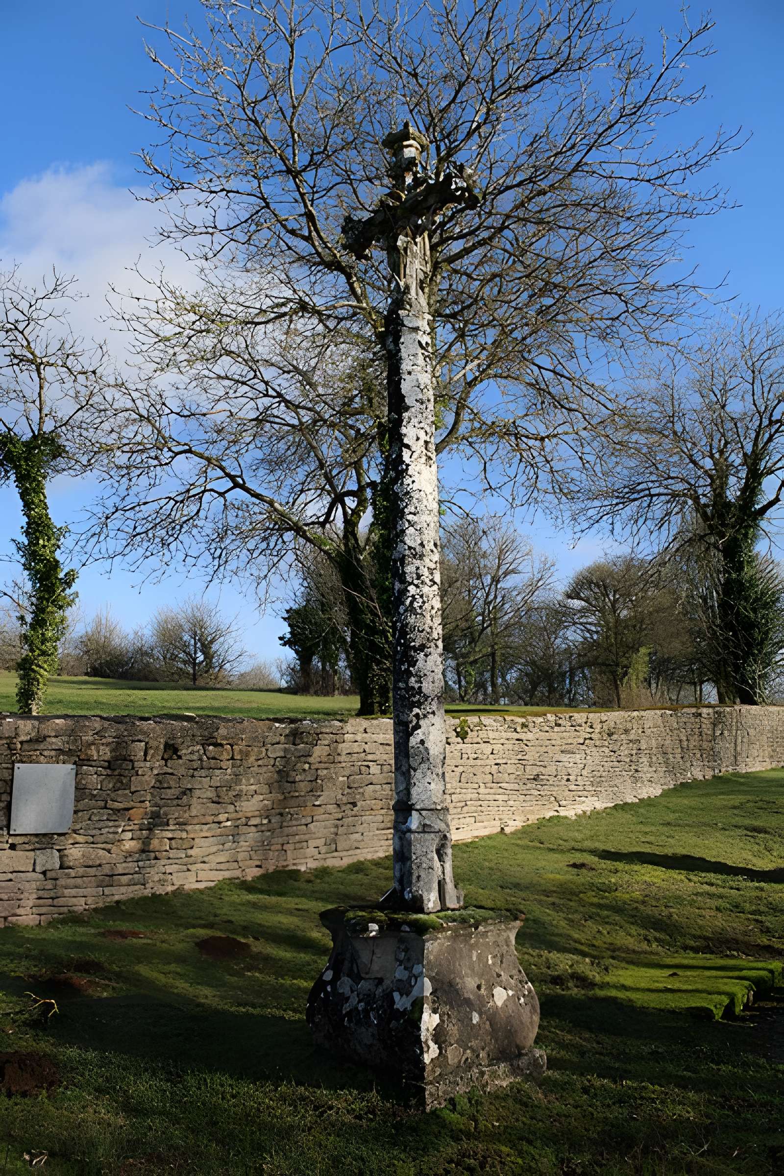 Croix du 15s située dans le cimetière