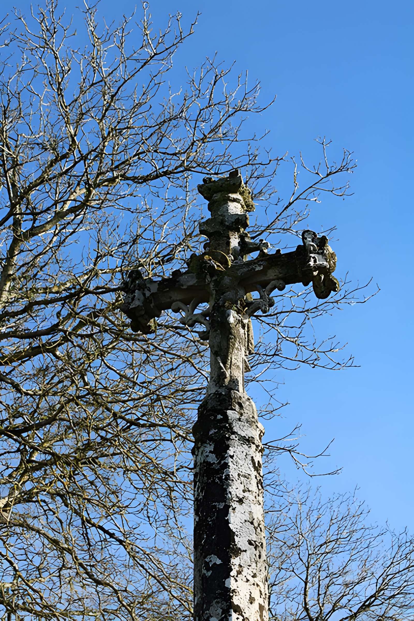 Croix du 15s située dans le cimetière
