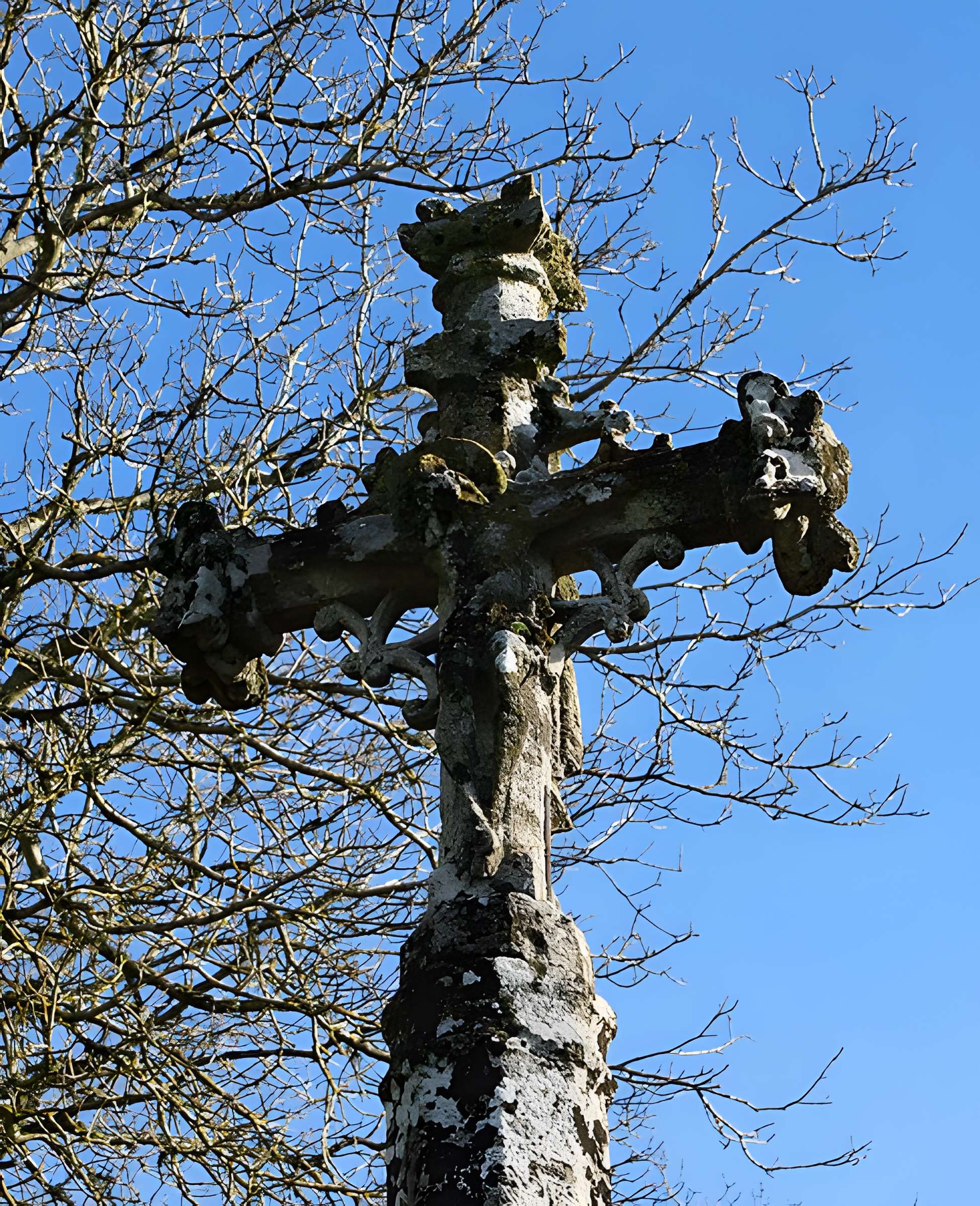 Croix du 15s située dans le cimetière