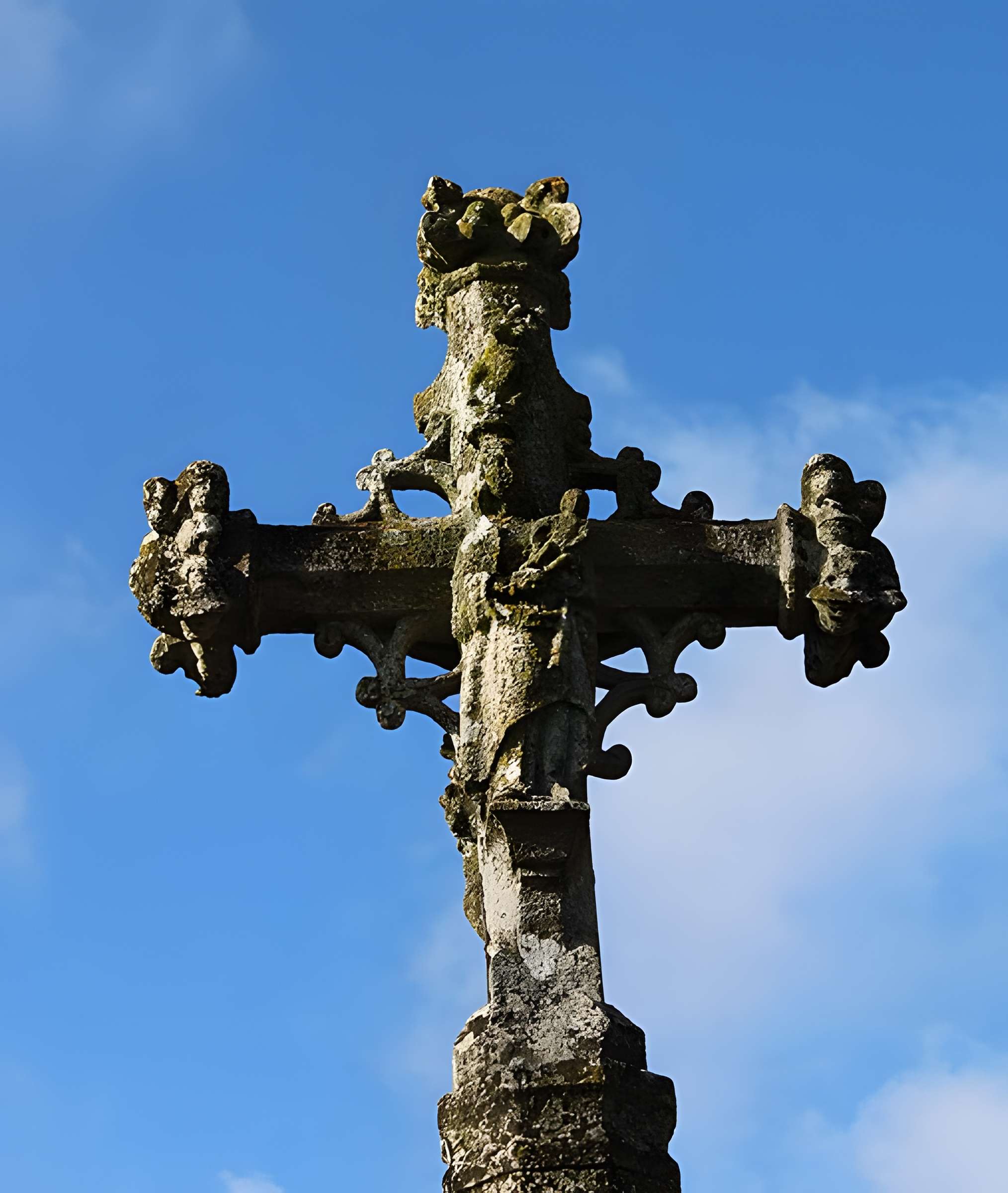 Croix du 15s située dans le cimetière