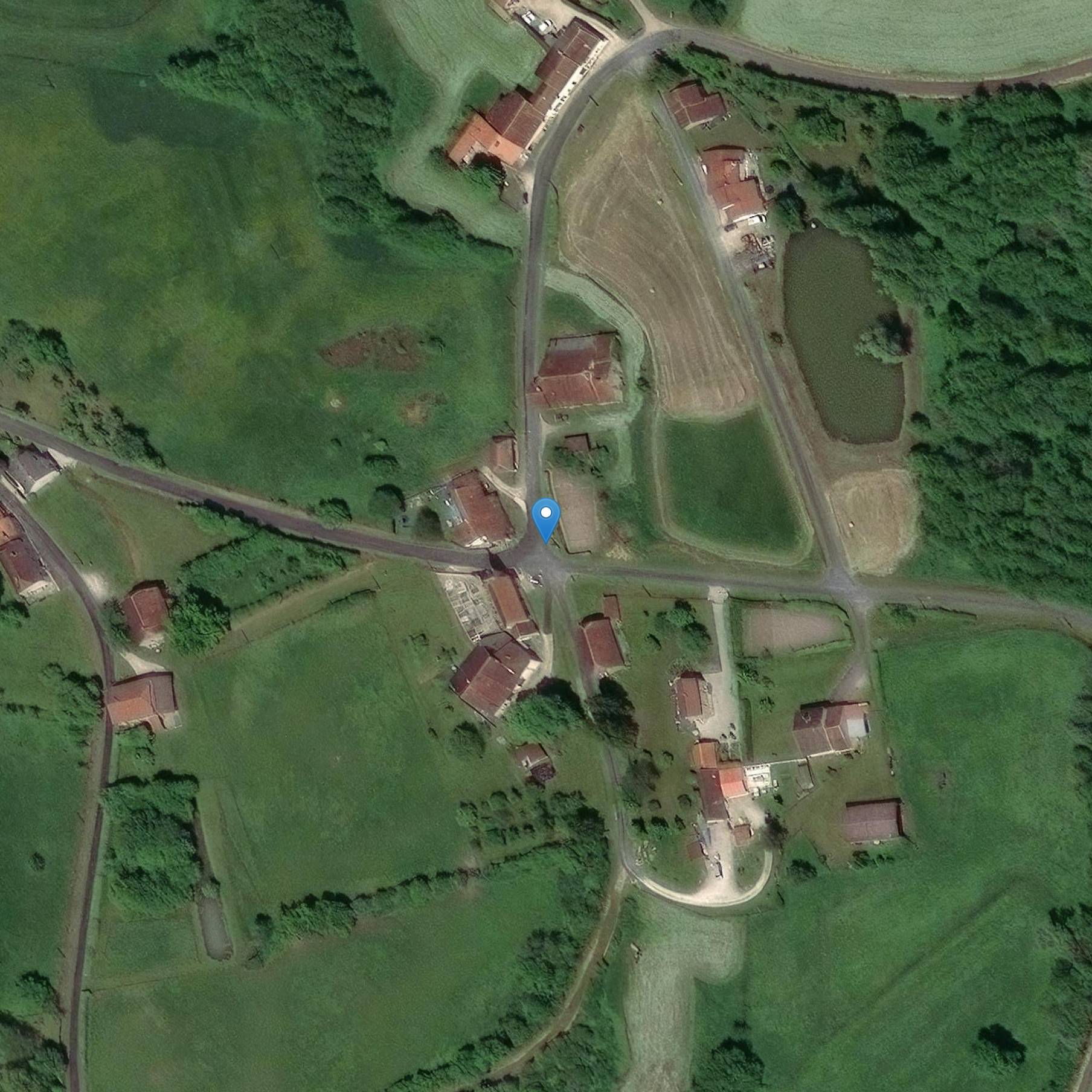 Photo de Croce rinascimentale sostenuta dalla facciata della chiesa