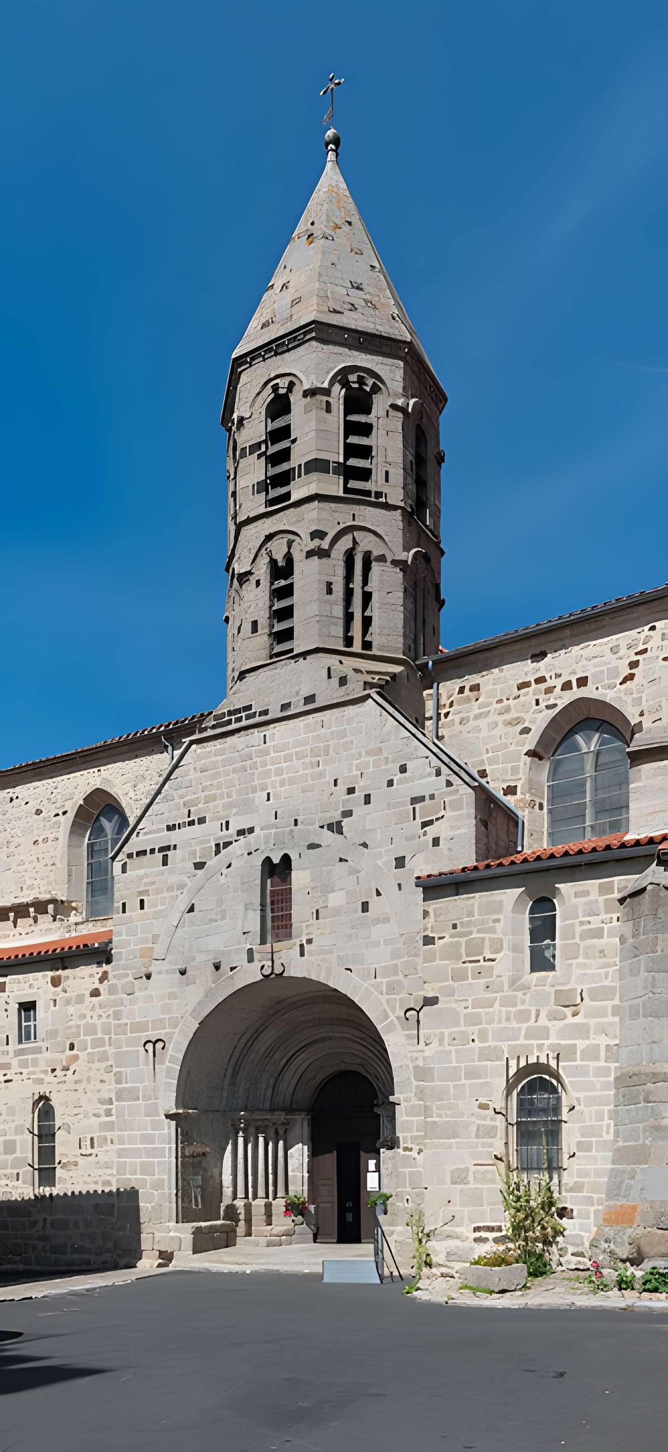 Église Saint-Médard de Saugues