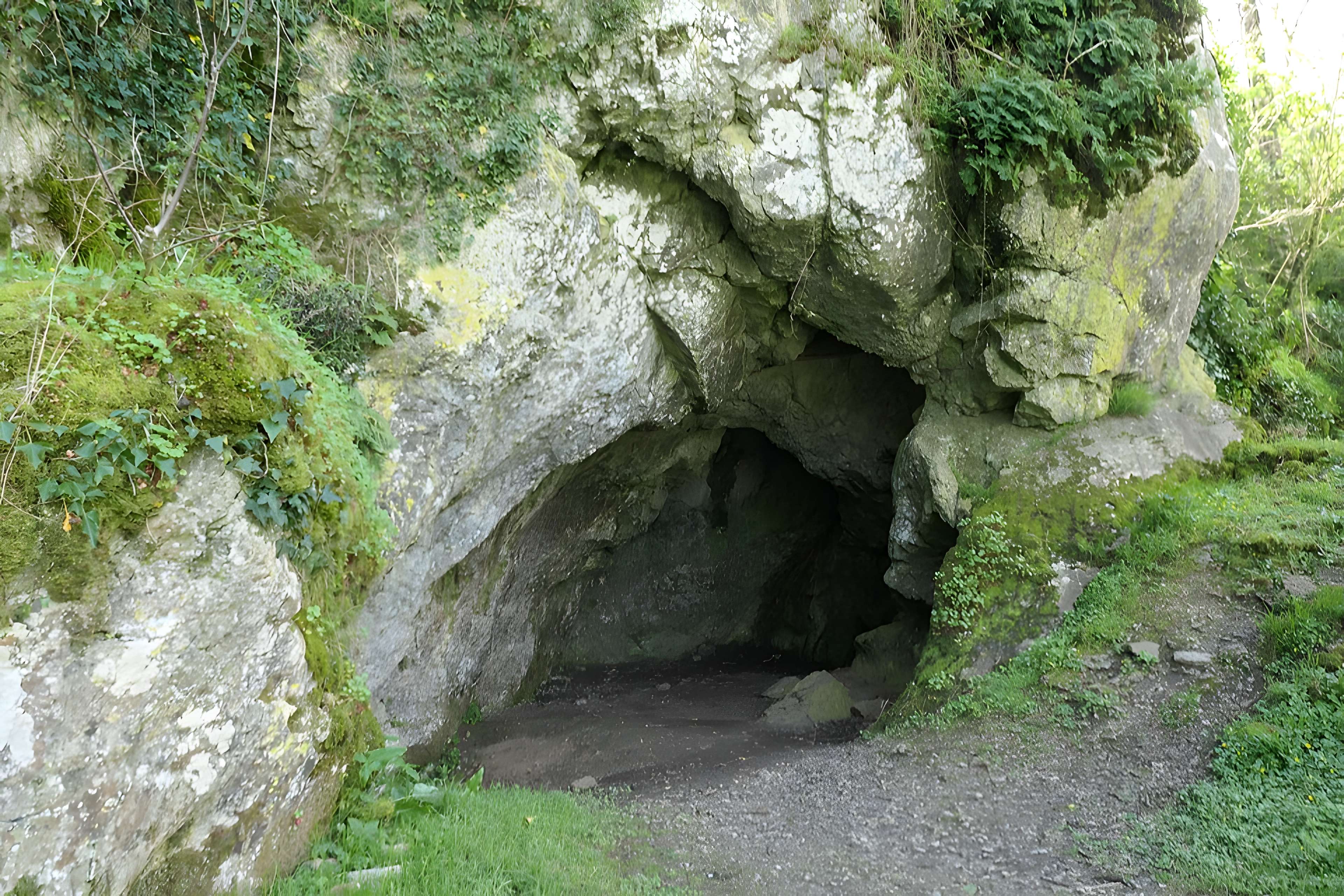 Grotte ornée de la Dérouine
