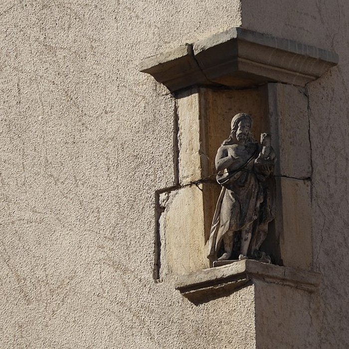 Photo de Maison avec statue de la Vierge