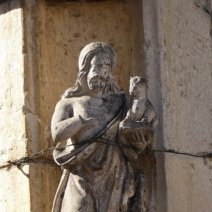 Photo de Maison avec statue de la Vierge