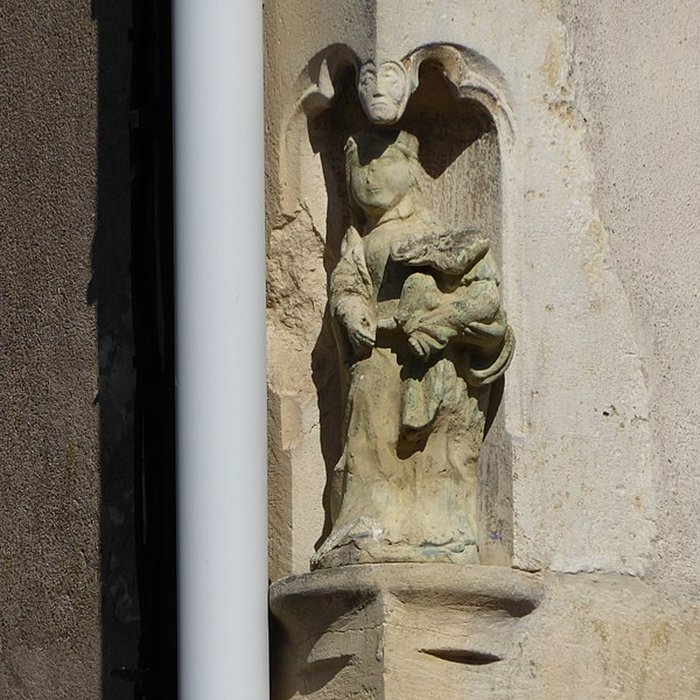 Photo de Maison avec statue de la Vierge