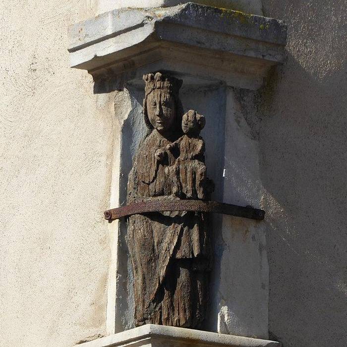 Photo de Maison avec statue de la Vierge