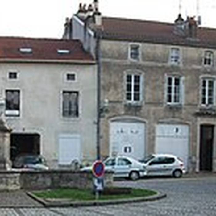 Photo de Maison avec statue de la Vierge