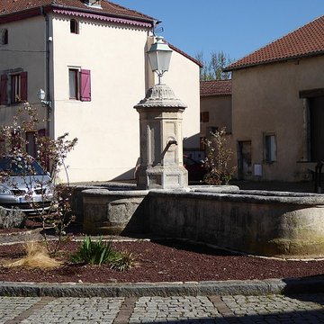 Maison avec statue de la Vierge
