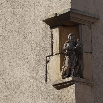 Maison avec statue de la Vierge