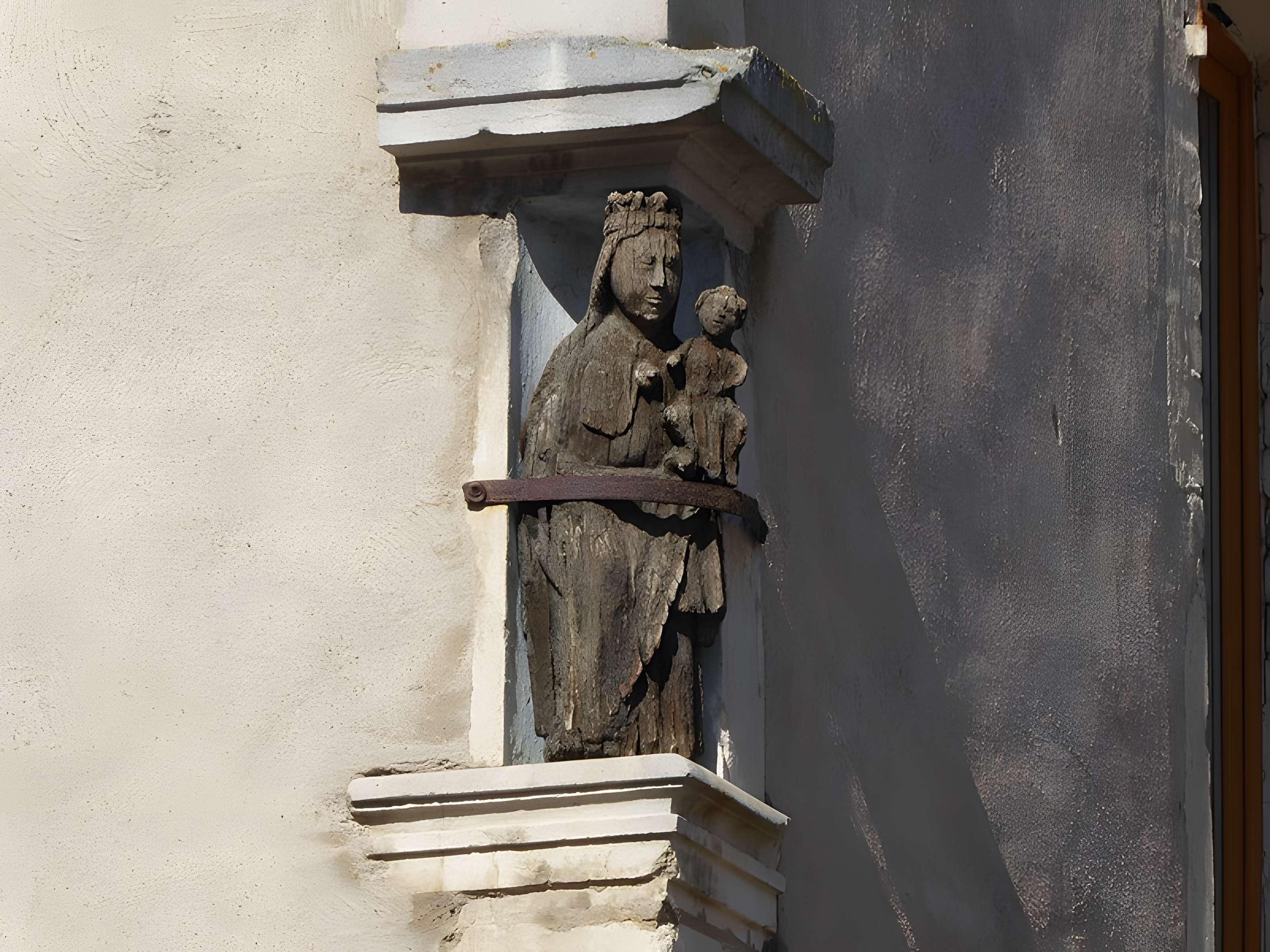 Maison avec statue de la Vierge