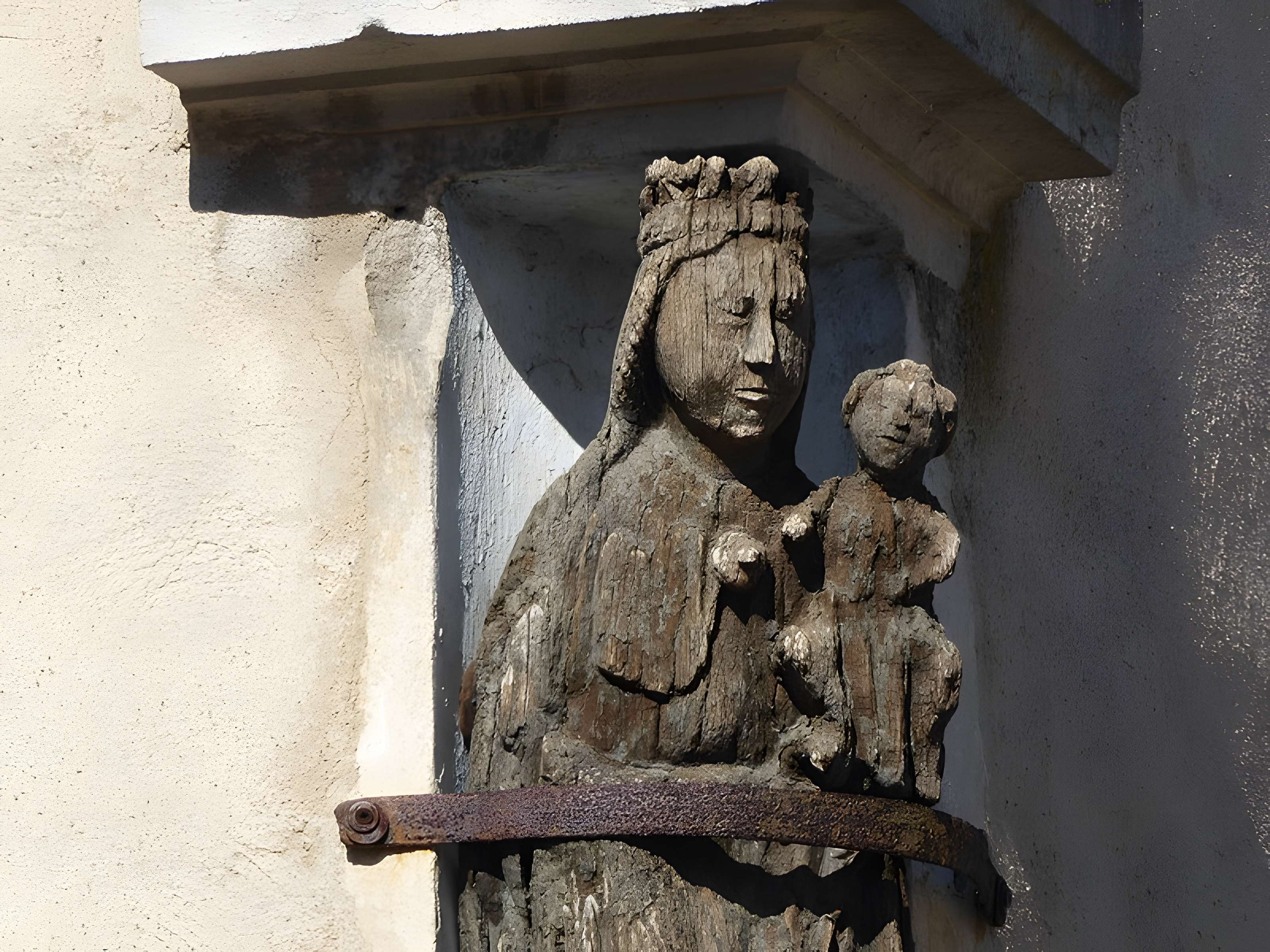 Maison avec statue de la Vierge