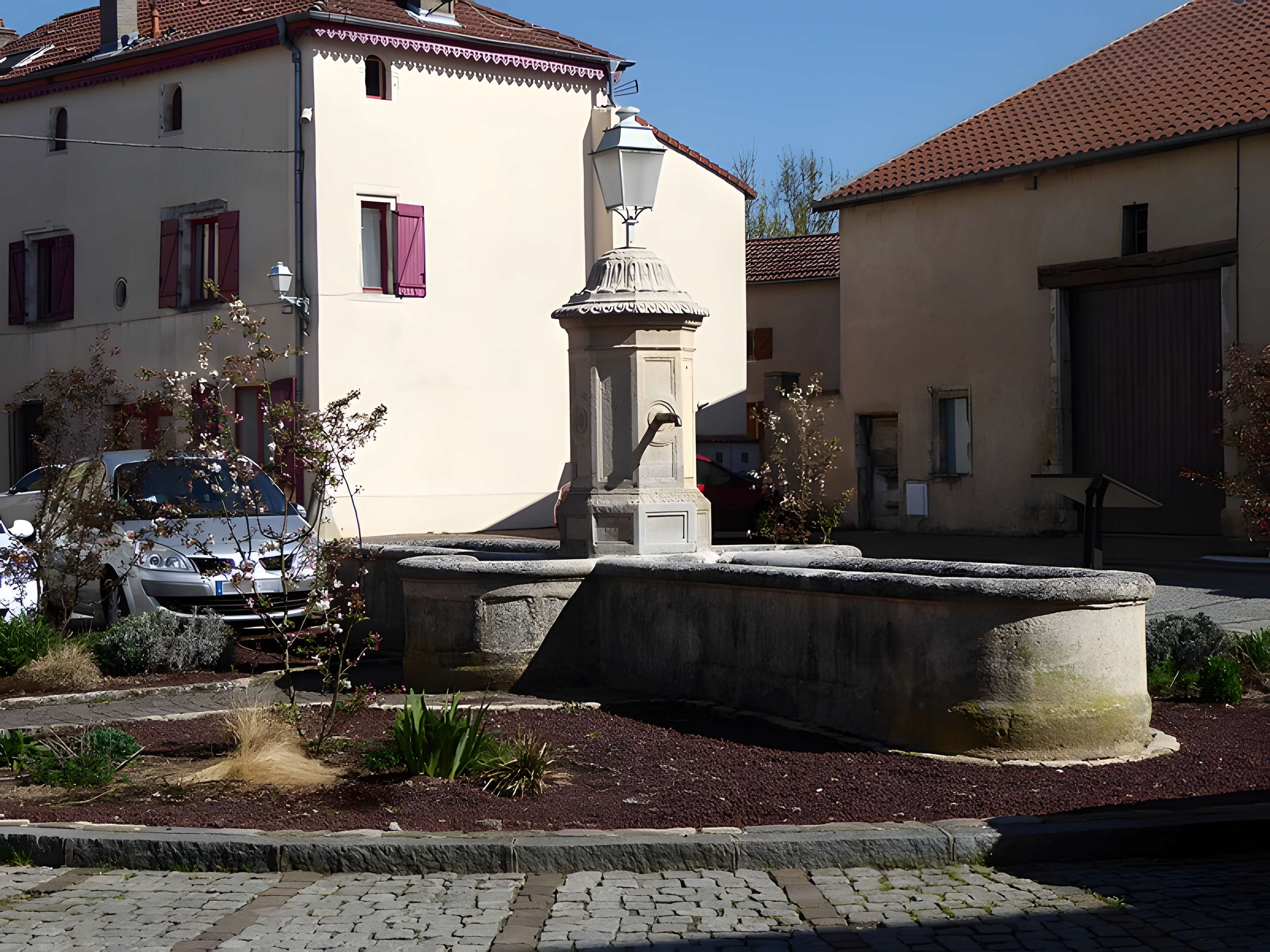 Maison avec statue de la Vierge