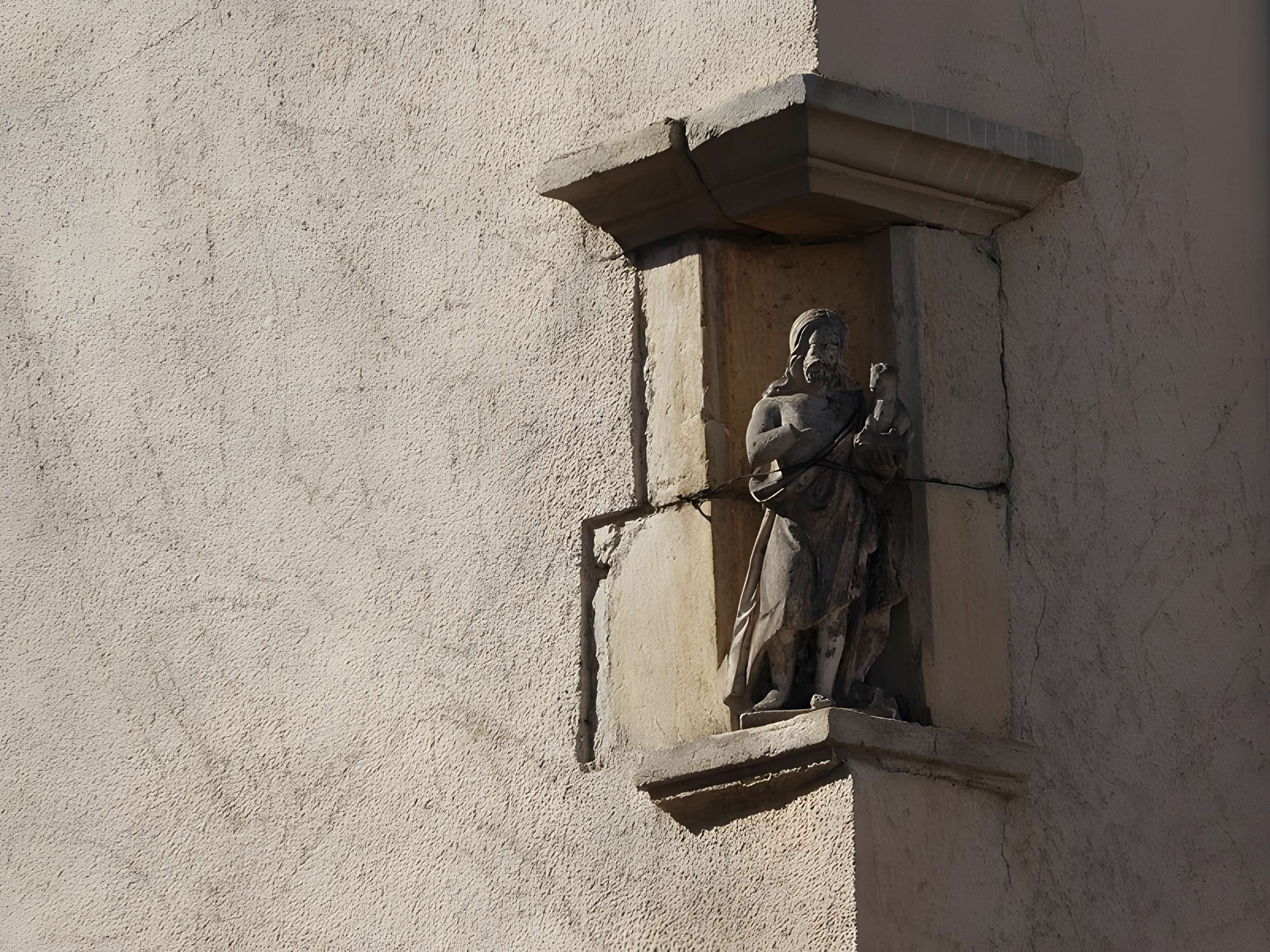 Maison avec statue de la Vierge