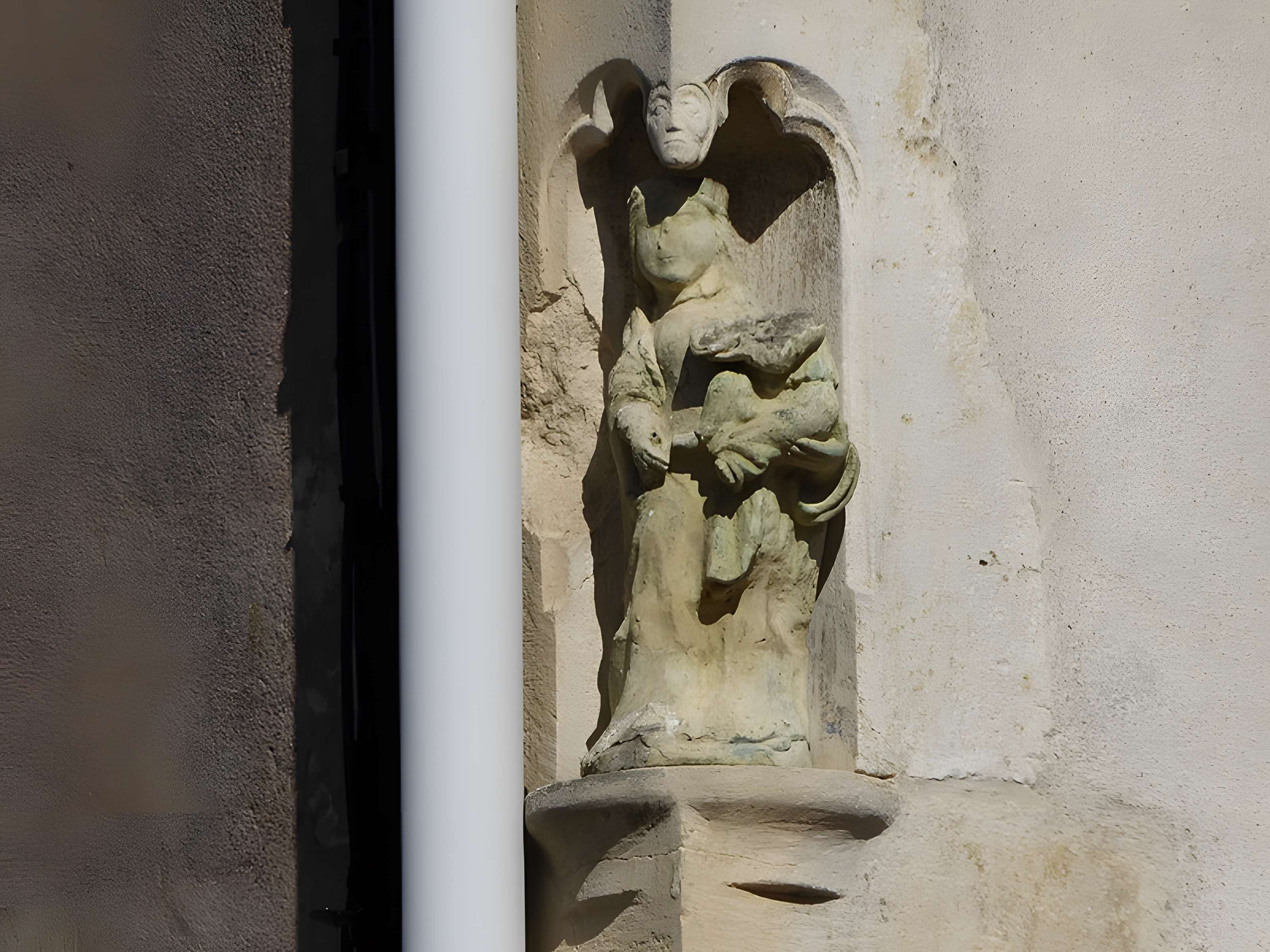 Maison avec statue de la Vierge