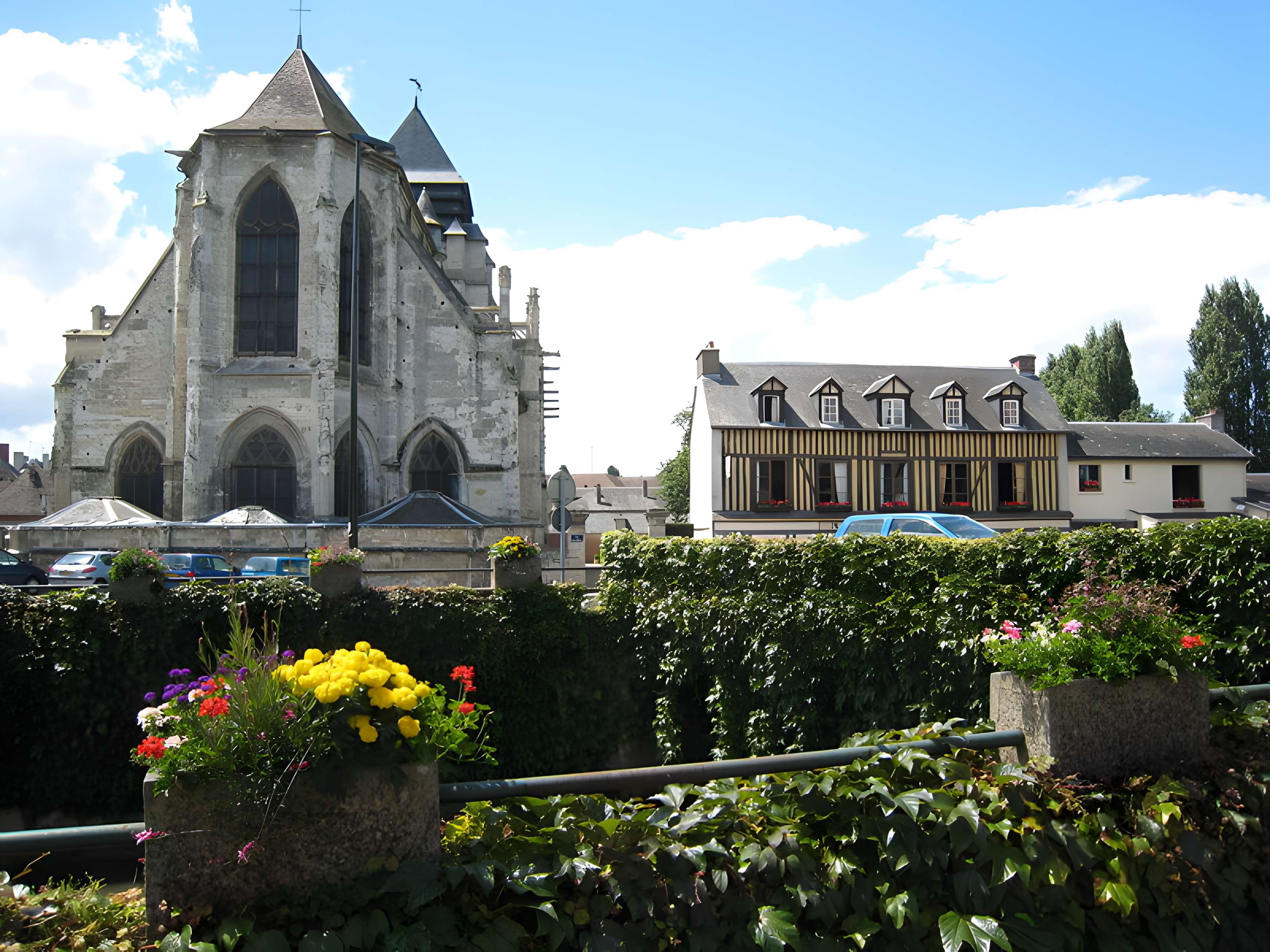 Église Saint-Michel de Pont-l'Évêque