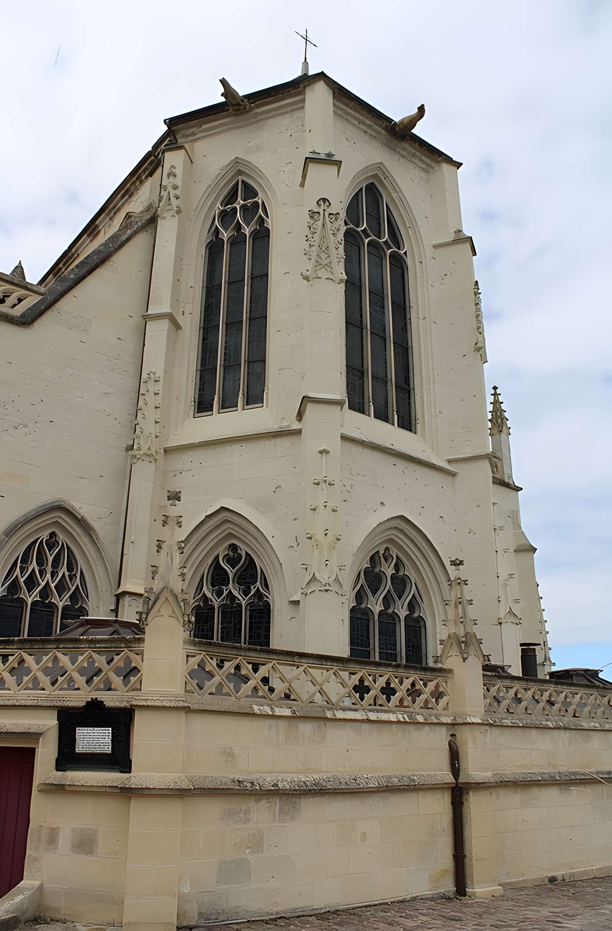 Église Saint-Michel de Pont-l'Évêque
