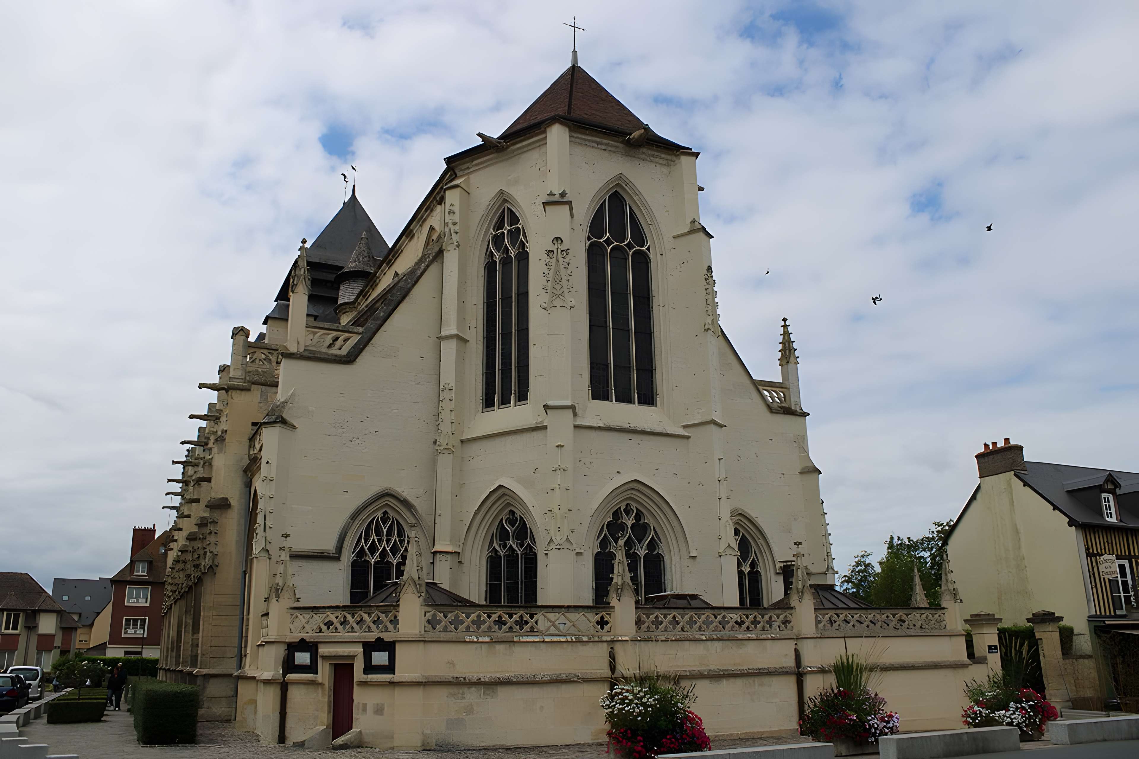 Église Saint-Michel de Pont-l'Évêque