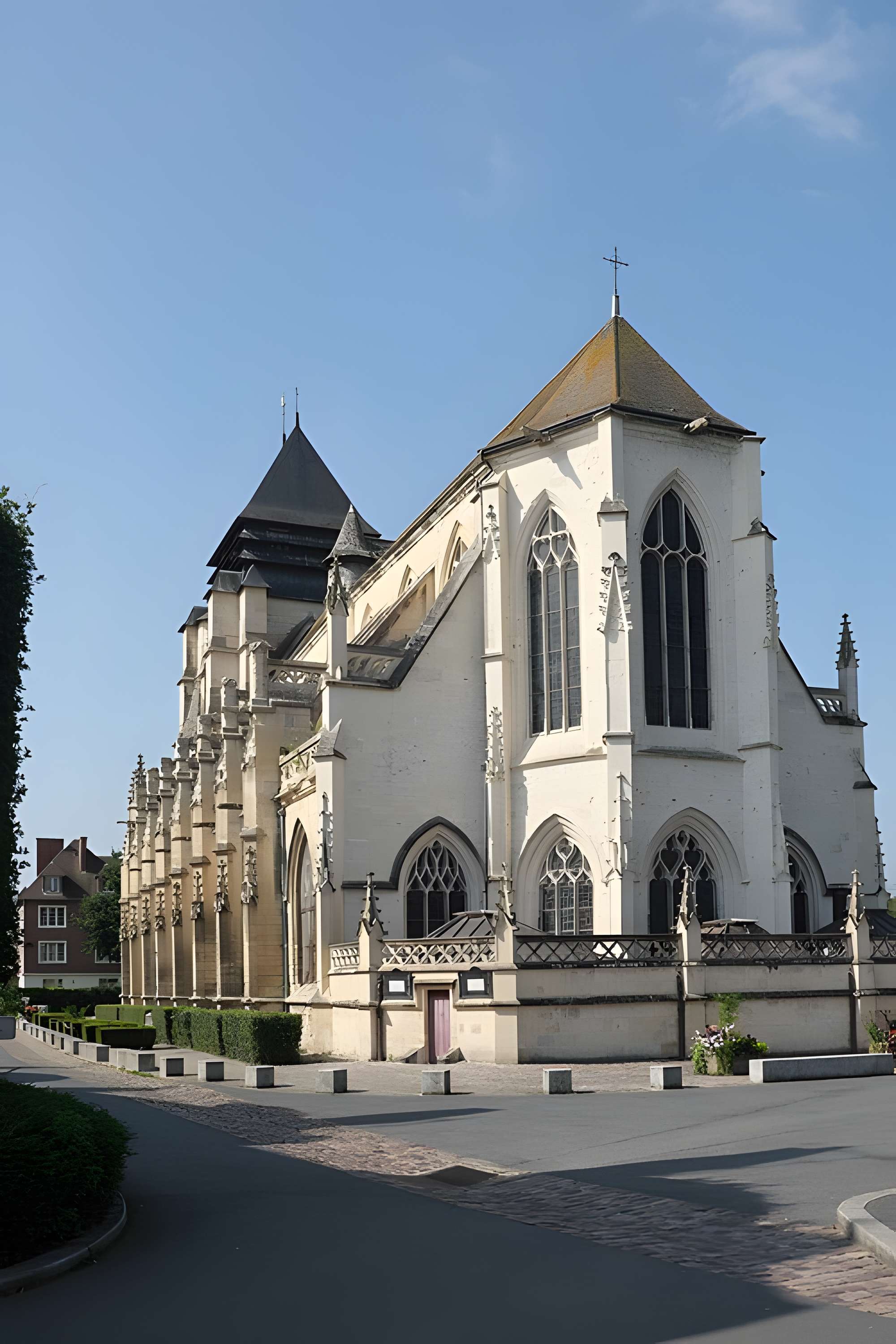 Église Saint-Michel de Pont-l'Évêque