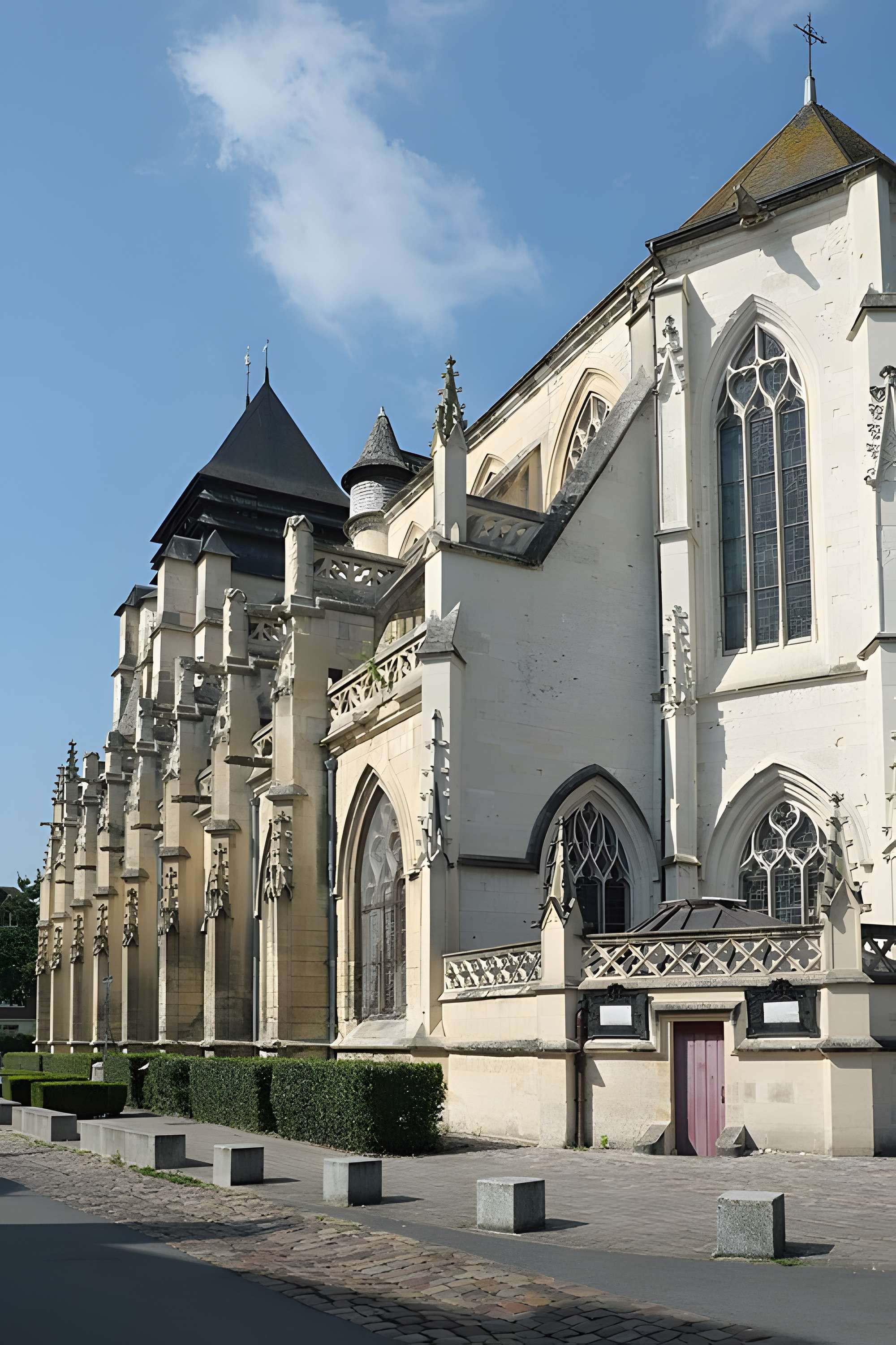 Église Saint-Michel de Pont-l'Évêque