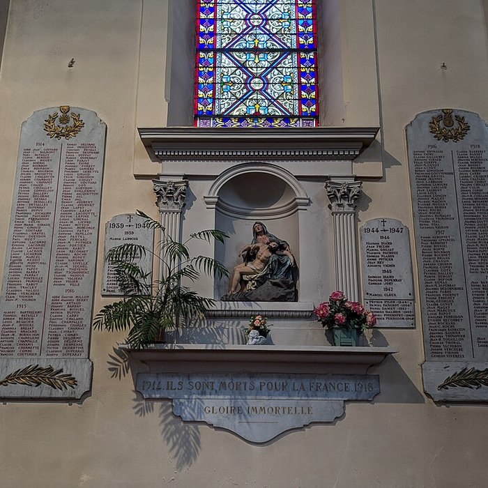 Photo de Bas-relief sculpté à la mémoire des soldats du 363e Régiment dInfanterie