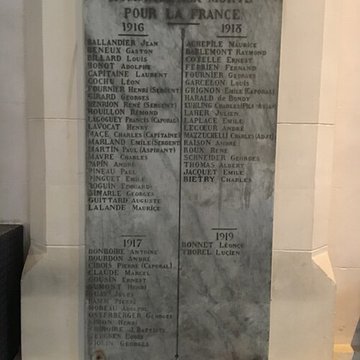 Bas-relief sculpté à la mémoire des soldats du 363e Régiment dInfanterie