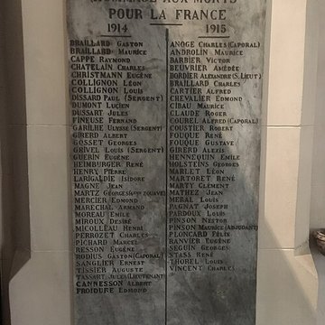 Bas-relief sculpté à la mémoire des soldats du 363e Régiment dInfanterie