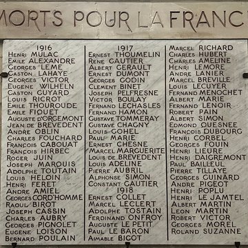 Bas-relief sculpté à la mémoire des soldats du 363e Régiment dInfanterie