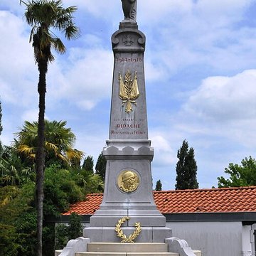 Bas-relief sculpté à la mémoire des soldats du 363e Régiment dInfanterie