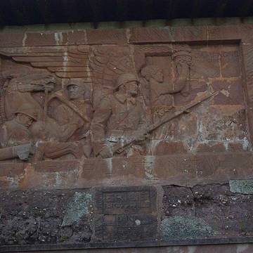 Bas-relief sculpté à la mémoire des soldats du 363e Régiment dInfanterie