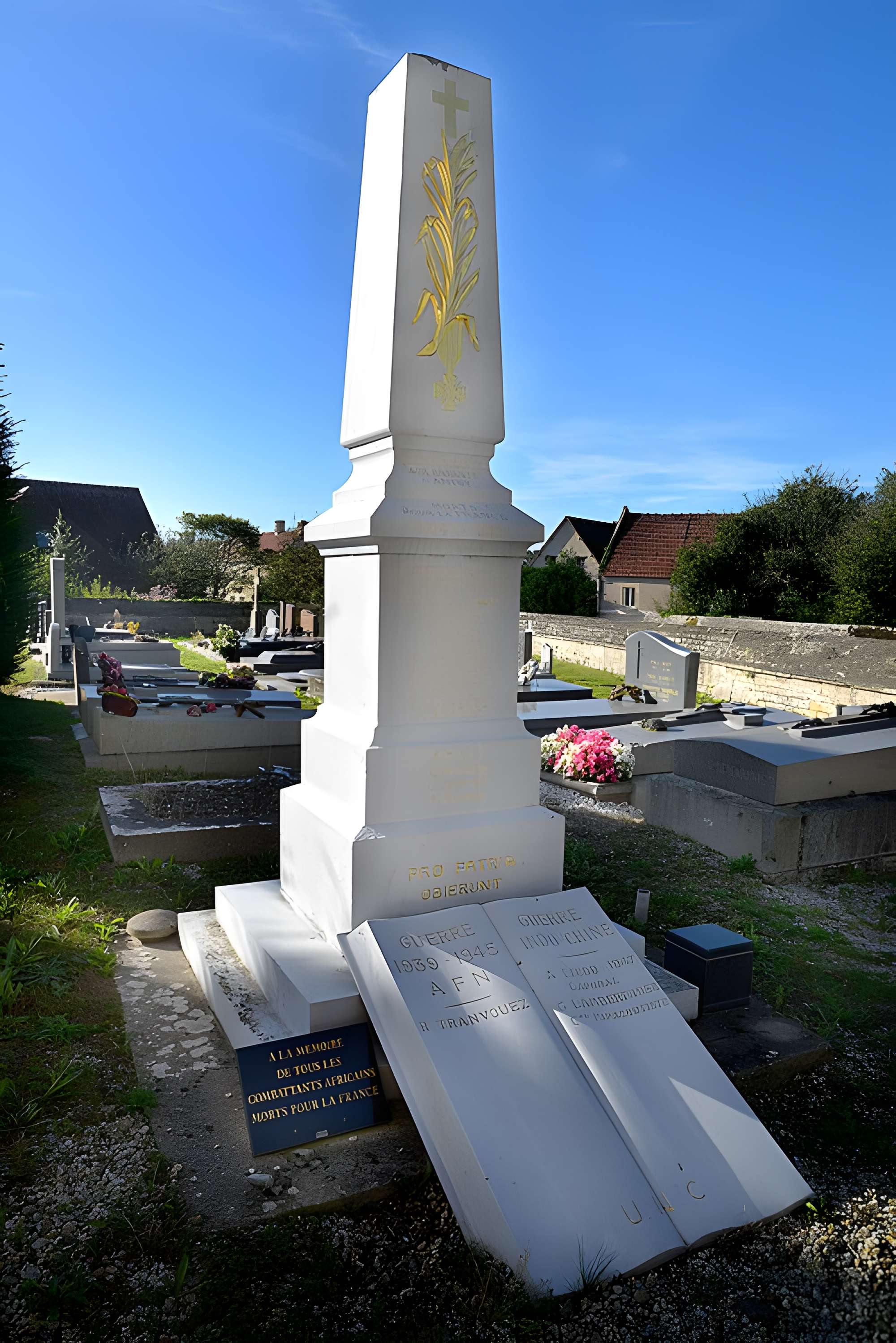 Bas-relief sculpté à la mémoire des soldats du 363e Régiment d'Infanterie