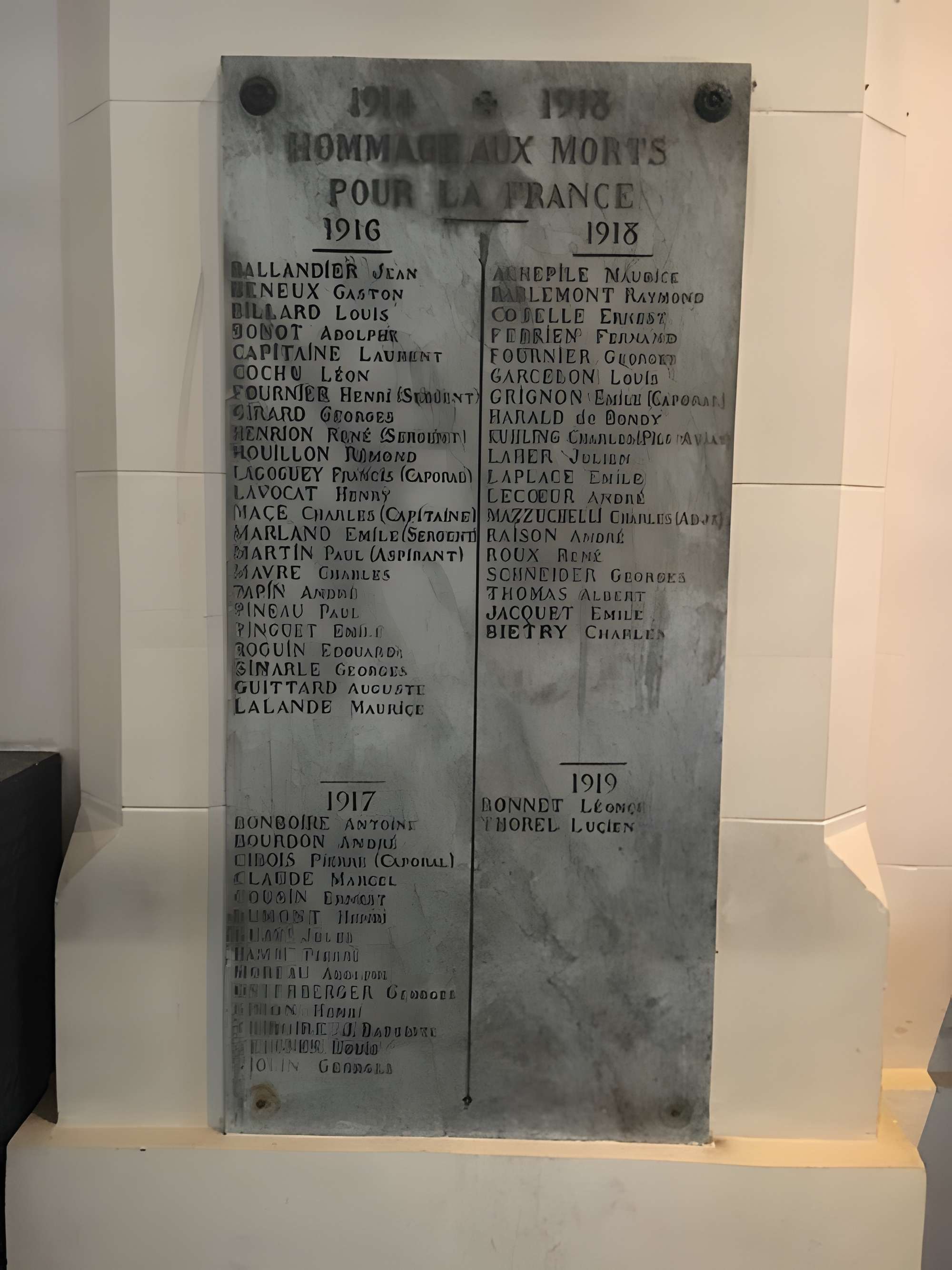 Bas-relief sculpté à la mémoire des soldats du 363e Régiment d'Infanterie