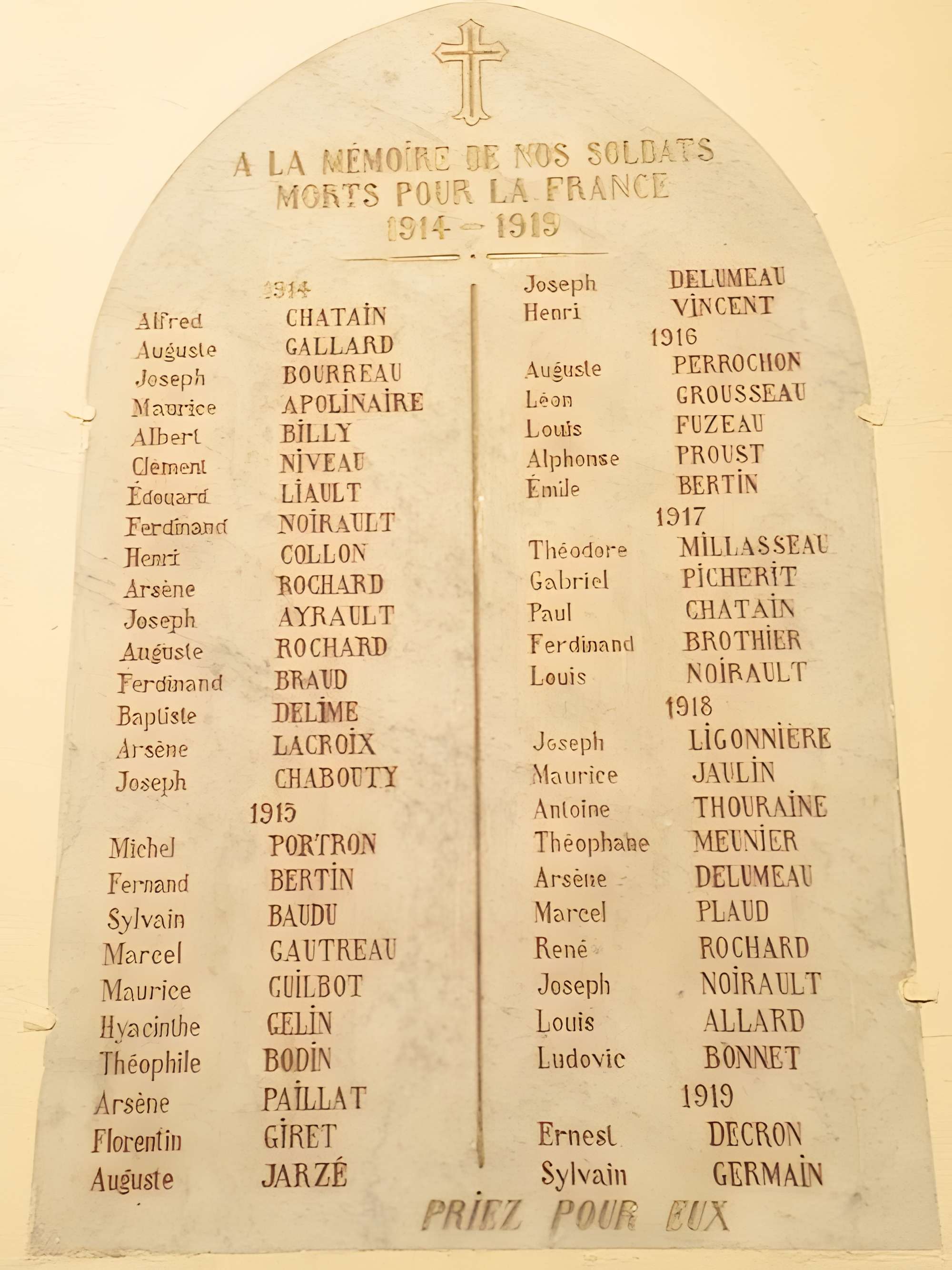 Bas-relief sculpté à la mémoire des soldats du 363e Régiment d'Infanterie