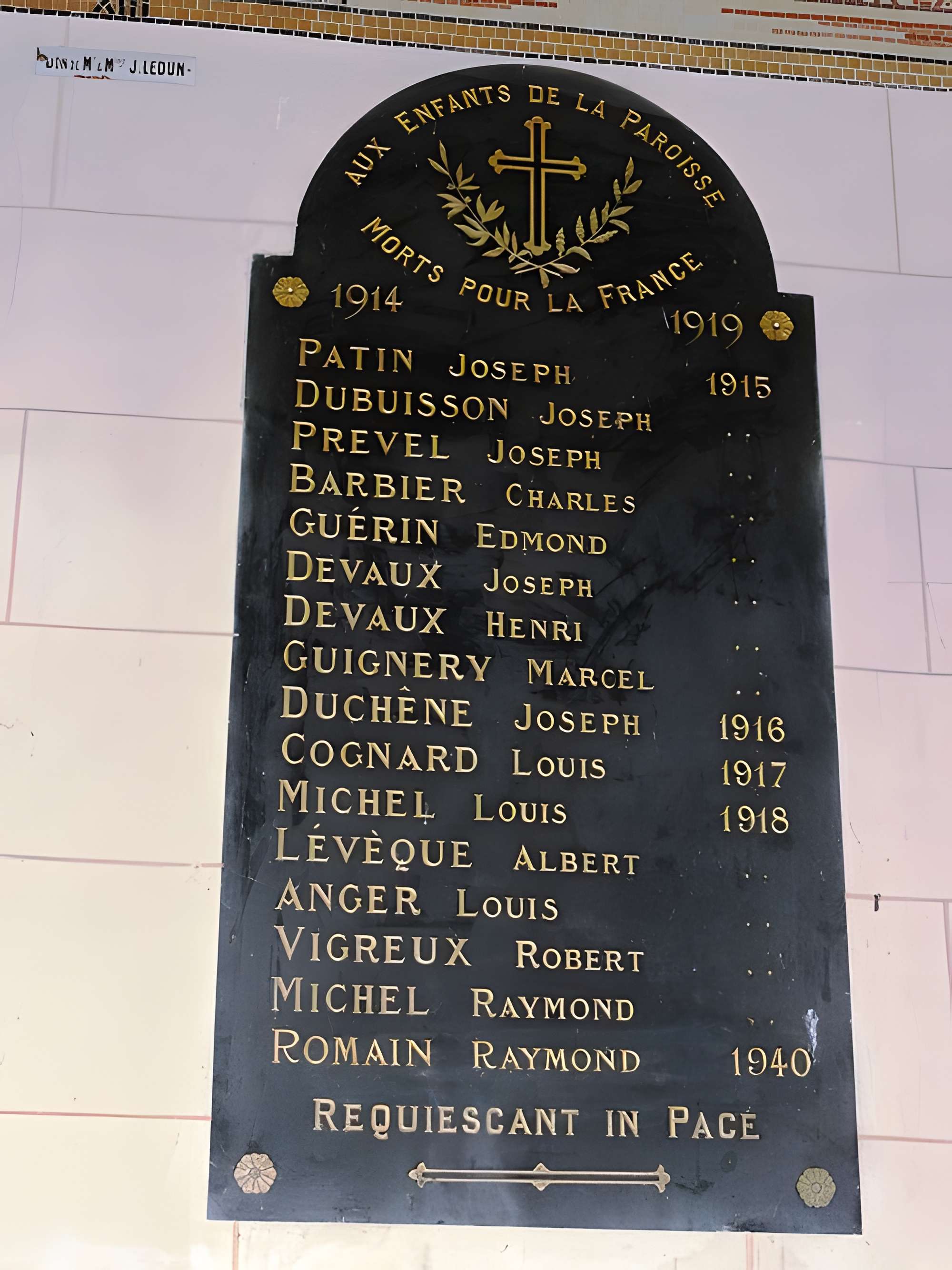 Bas-relief sculpté à la mémoire des soldats du 363e Régiment d'Infanterie