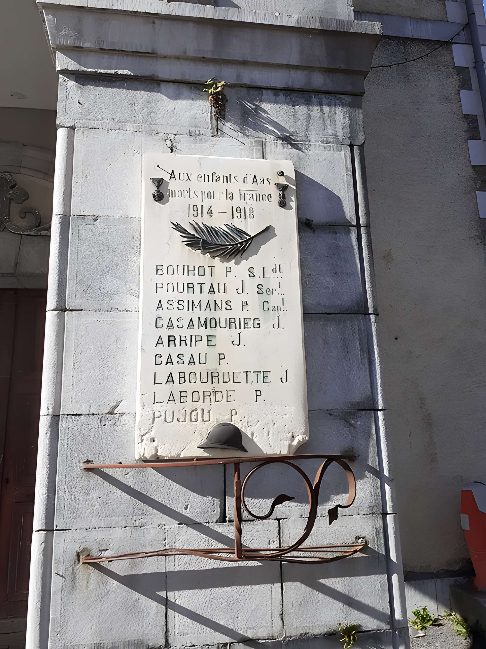 Bas-relief sculpté à la mémoire des soldats du 363e Régiment d'Infanterie