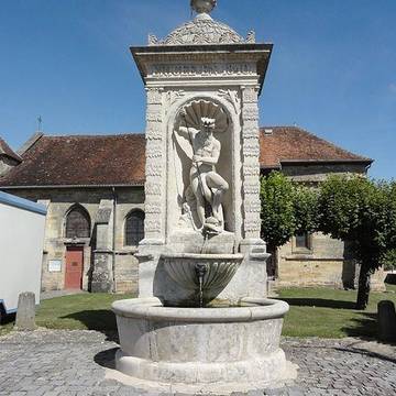 Fontaine située au sud de léglise