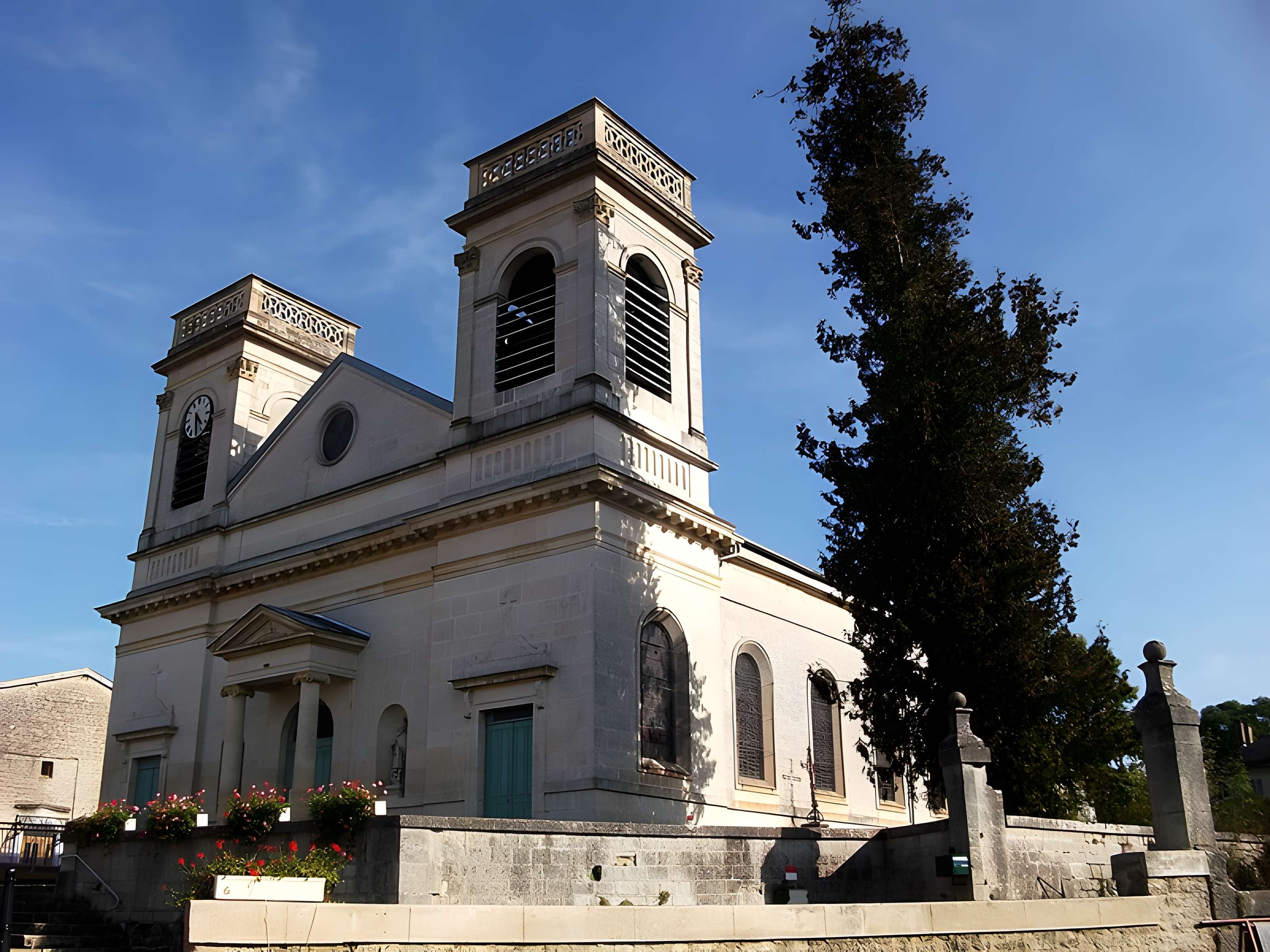 Cimetière désaffecté entourant l'église