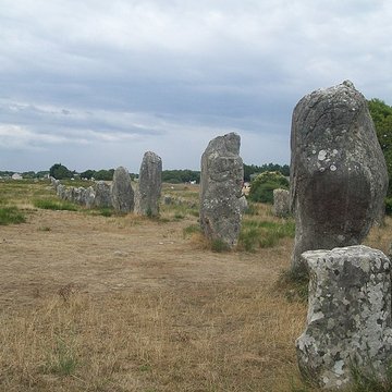 Six menhirs de lenceinte du Ménec