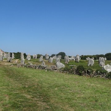 Six menhirs de lenceinte du Ménec