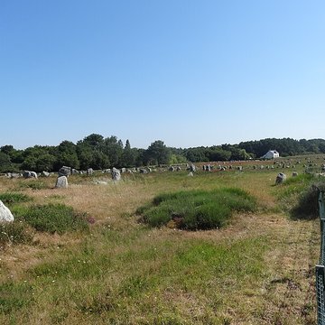 Six menhirs de lenceinte du Ménec