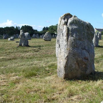 Six menhirs de lenceinte du Ménec