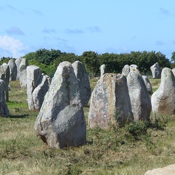 Six menhirs de lenceinte du Ménec