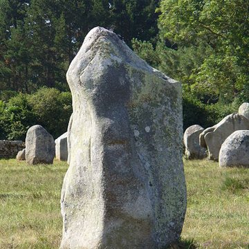 Six menhirs de lenceinte du Ménec