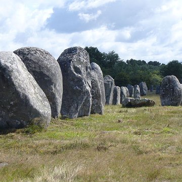 Six menhirs de lenceinte du Ménec