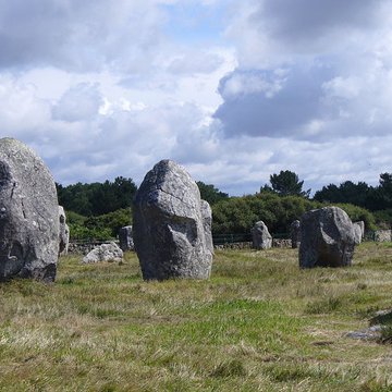 Six menhirs de lenceinte du Ménec